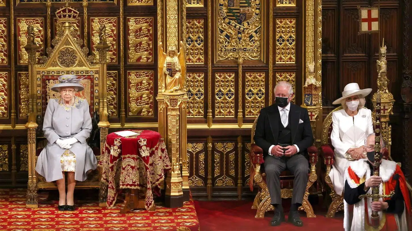 Dronning Elizabeths trone står alene efter prins Philips død - men hun har stadig sønnike prins Charles og dennes hustru, hertuginde Camilla, som ses til højre i billedet.