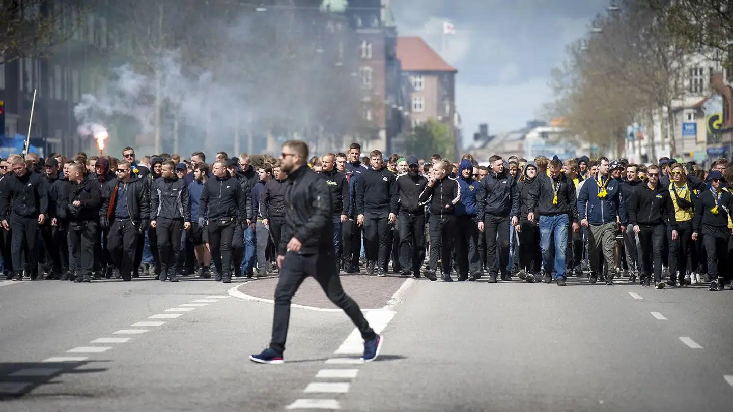 Brøndby-fans marcherer til Parken tilbage i 2019. Søndag er der ingen adgang for udebanefans.