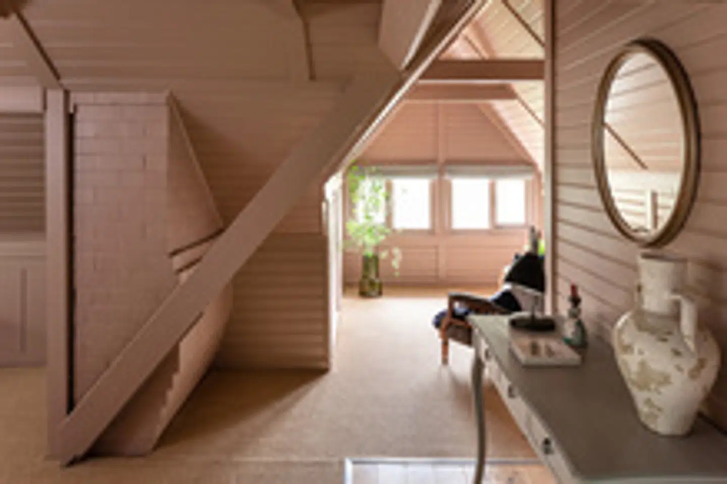 Farrow & Ball har udvilklet sine egne farver, der er meget efterspurgte bland designere og arkitekter rundt om i verden. Her er det farven Dead Salmon (død laks).