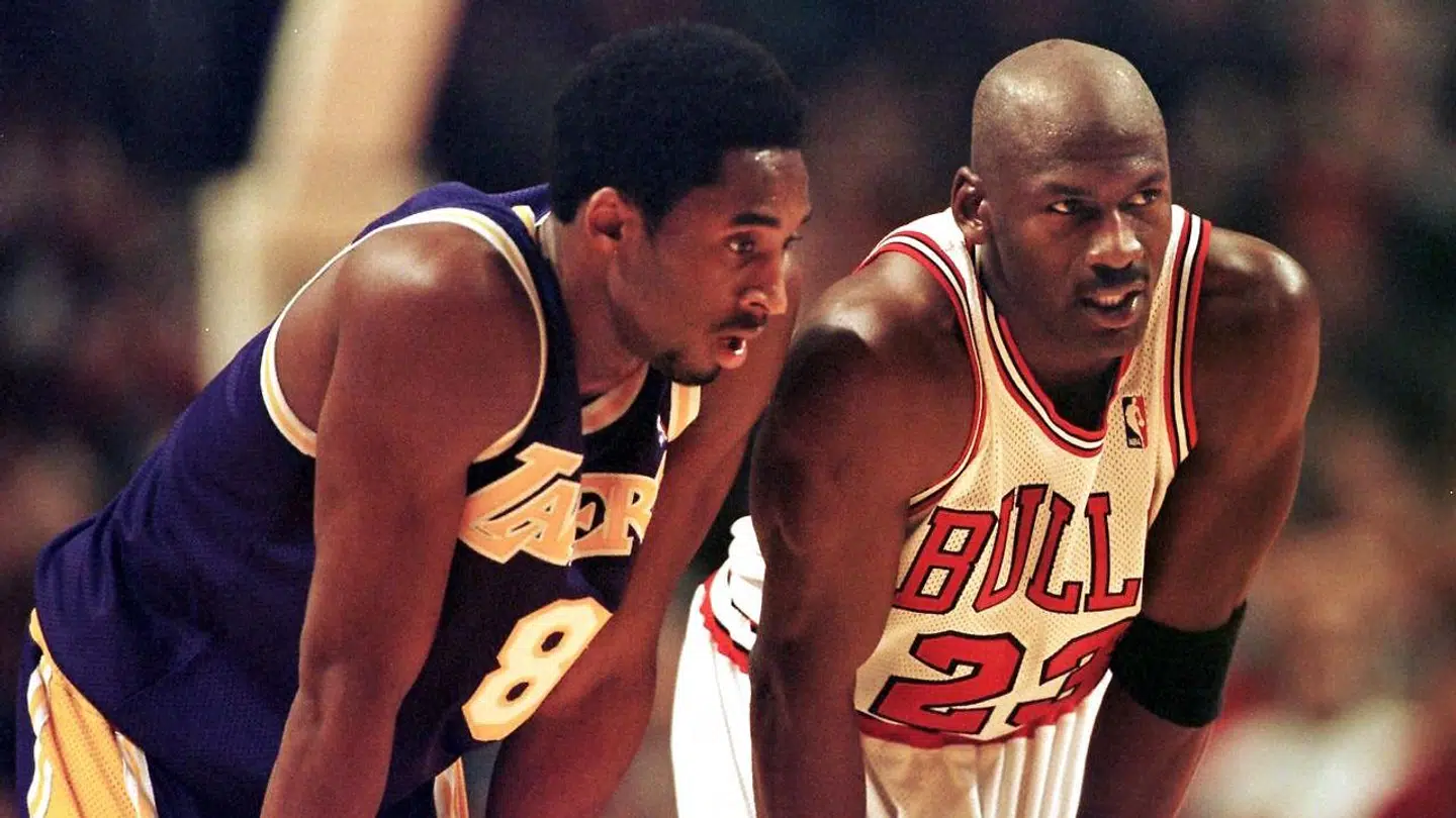 Kobe Bryant (tv.) og Michael Jordan under en kamp i deres aktive karrierer.