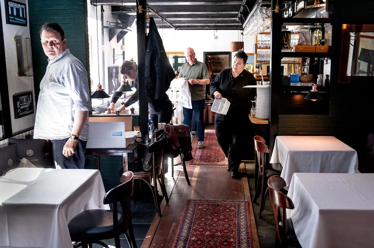 Uffe Andersen (i forgrunden) og hjælpere gør klar til genåbning på Restaurant Puk i København tirsdag den 20. april 2021. (Foto: Liselotte Sabroe/Ritzau Scanpix)