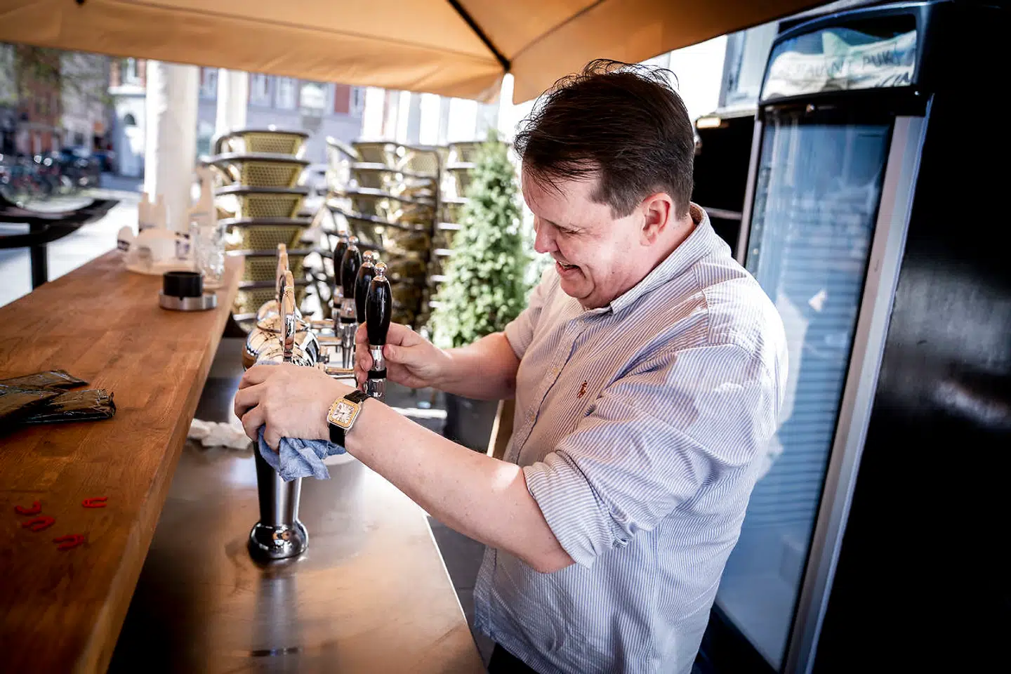 Uffe Andersen pudser fadølsanlægget og gør klar til genåbning på Restaurant Puk, tirsdag den 20. april 2021.. (Foto: Liselotte Sabroe/Ritzau Scanpix)