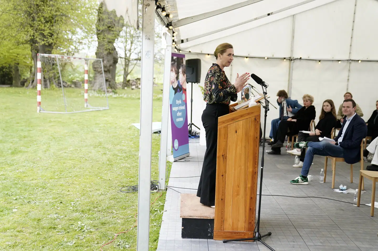 Mette Frederiksen og Pernille Rosenkrantz-Theil modtager når Ungdomspanelets anbefalinger på Krogerup Højskole i Humlebæk onsdag. Mads Claus Rasmussen/Ritzau Scanpix
