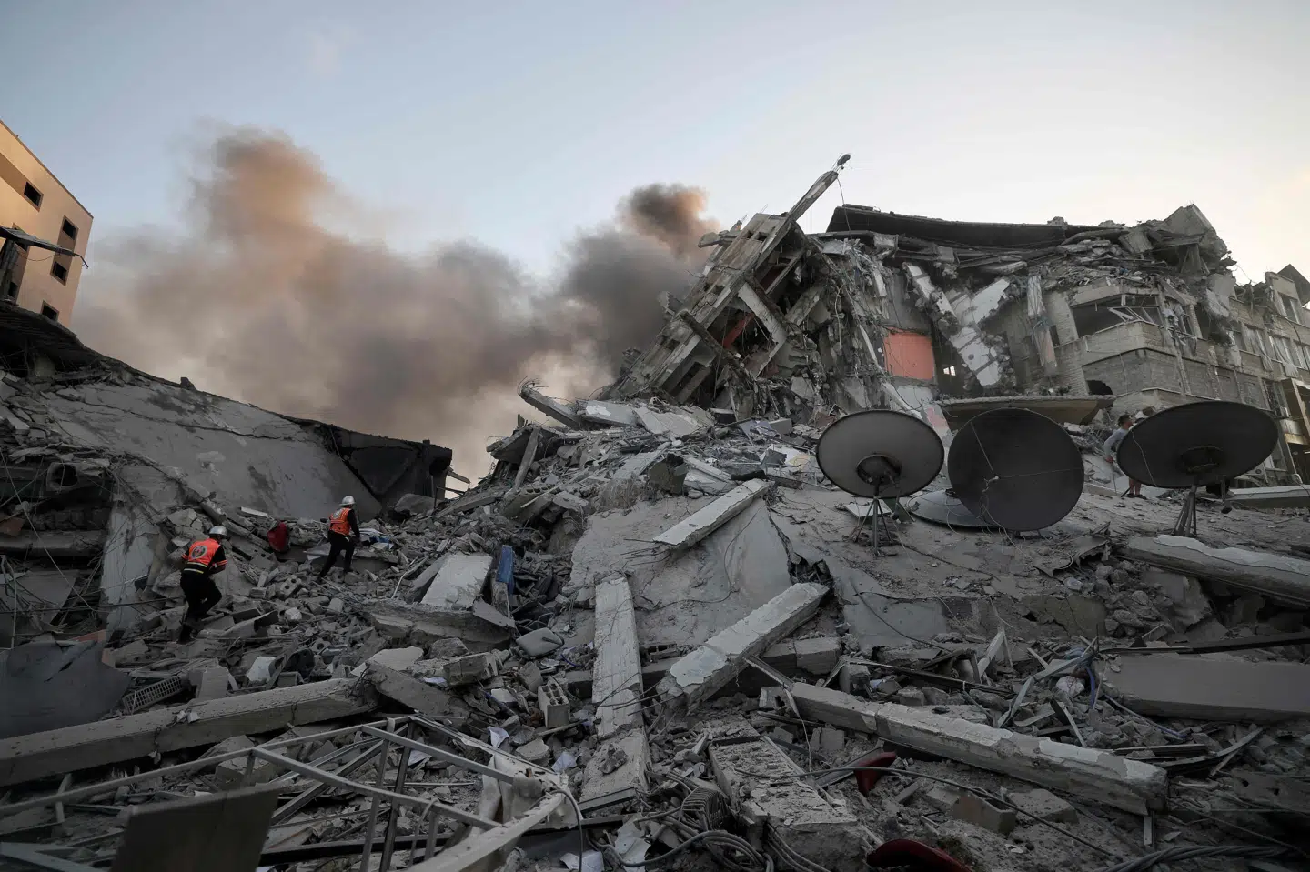 Redningsmandskab søger efter overlevende i ruinerne af en bygning i den palæstinensiske Gazastribe efter et israelsk luftangreb onsdag. Mohammed Abed/Ritzau Scanpix