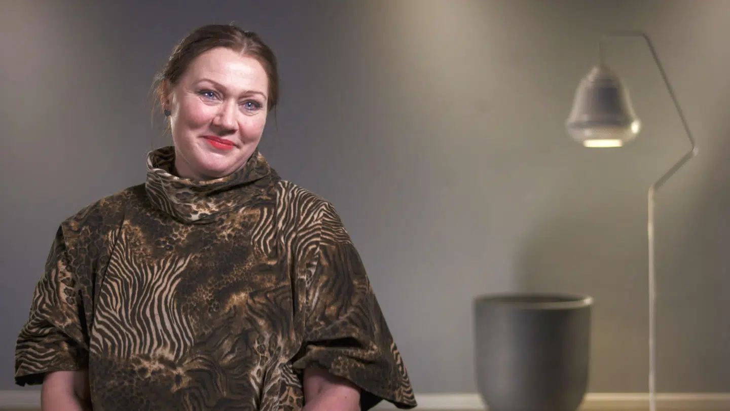 Ph.D og kærlighedsekspert Sarah Holst Kjær kommenterer undervejs deltagernes opførsel.