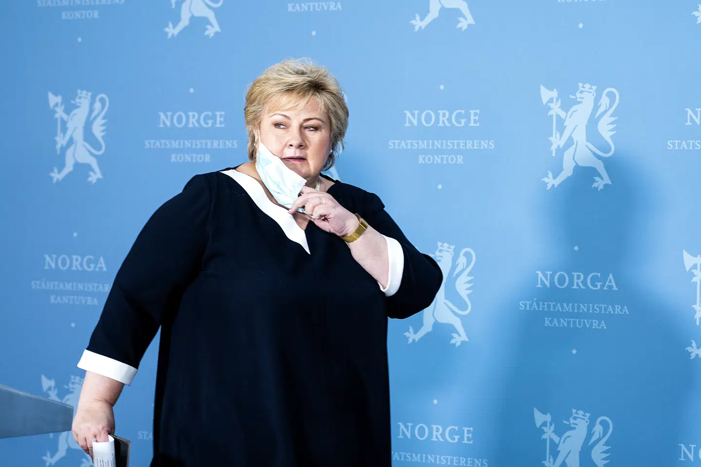 Norge suspenderede brugen af AstraZenecas vaccine for to måneder siden. Nu stopper landet helt med at bruge den, siger statsminister Erna Solberg på et pressemøde onsdag aften. Gorm Kallestad/Ritzau Scanpix