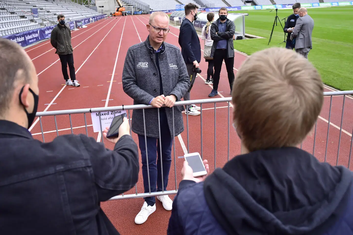 Sønderjyske-træner Glen Riddersholm var nødt til at sortere en af stamspillerne fra til torsdagens pokalfinale på grund af corona, og det var ikke nemt at overbringe nyheden. Flere aviser skriver, at det drejer sig om Rasmus Vinderslev. Bo Amstrup/Ritzau Scanpix
