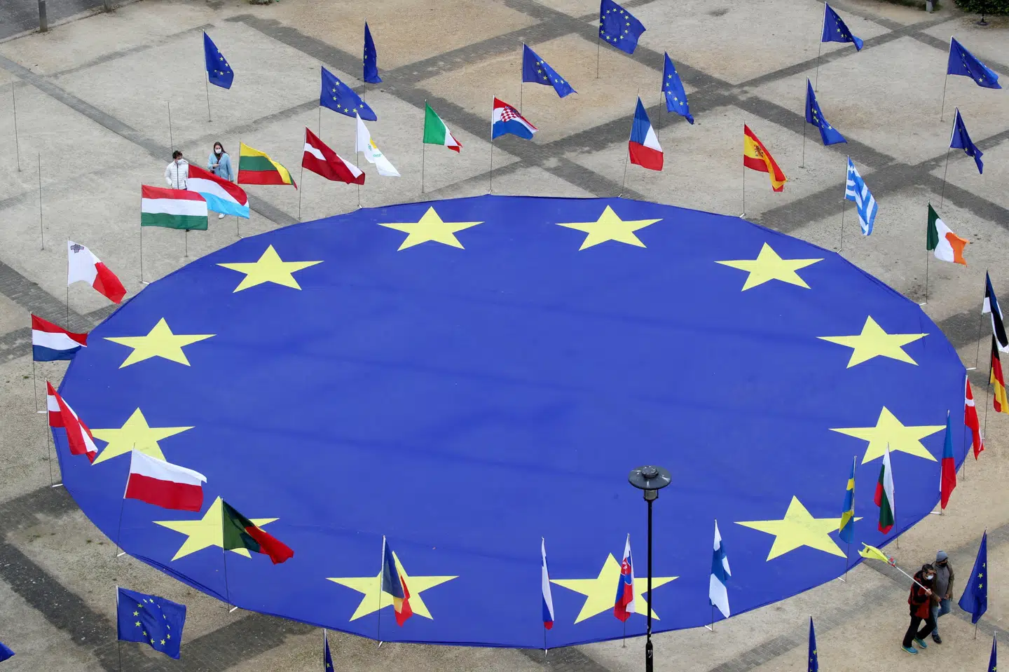 - Udrulningen af vacciner, lempede restriktioner og finanspolitisk stimuli sætter mere fart på væksten. Der vil især komme mere fart på privatforbruget, i takt med at der åbnes mere op, siger Allan Sørensen, cheføkonom i Dansk Industri (DI), i en skriftlig udtalelse. Yves Herman/Reuters