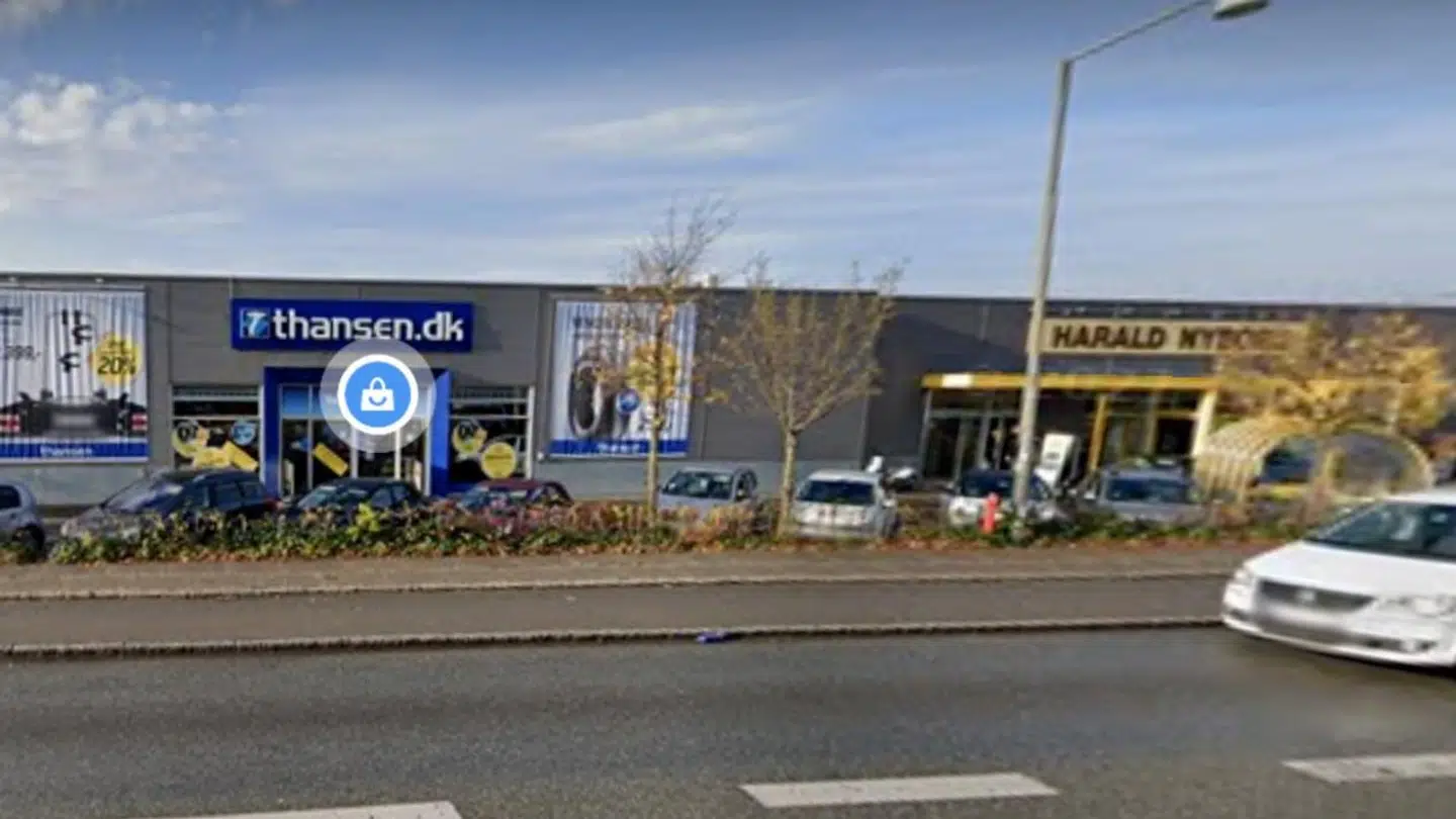 Det var her på parkeringspladsen i Søborg nord for København, at det ældre ægtepar ifølge tiltalen slog og truede den yngre kvinde. Foto: Google Maps