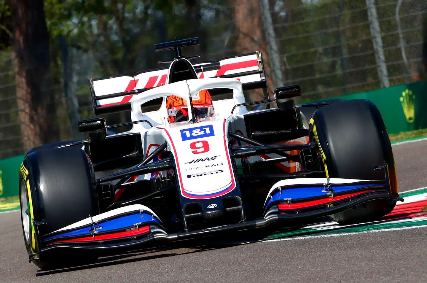 Russiske Mazepin i den meget russisk-lignende Haas-racer.