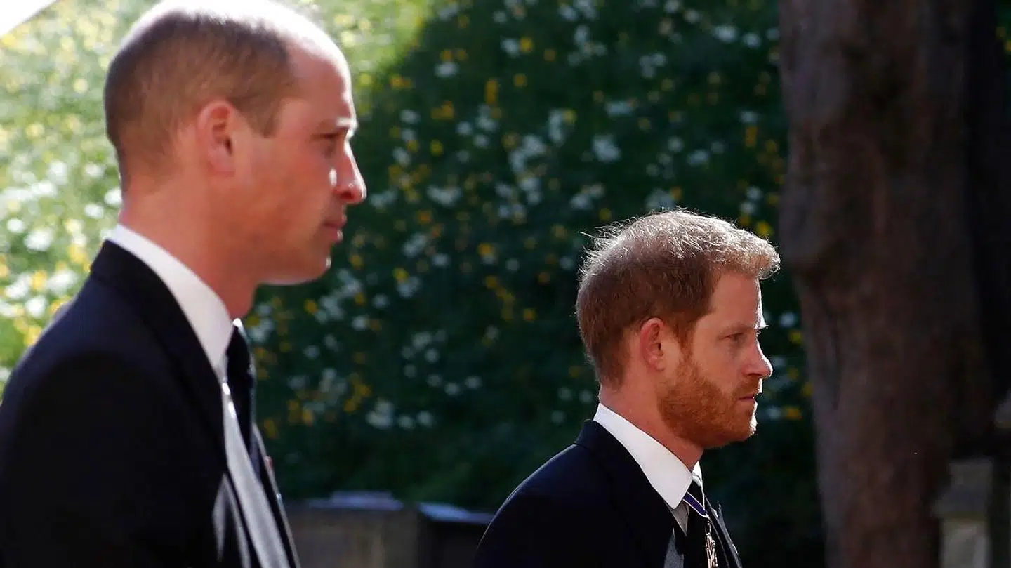 Harry kom hjem til sin farfars begravelse, men rejste tilbage til USA efter få dage.