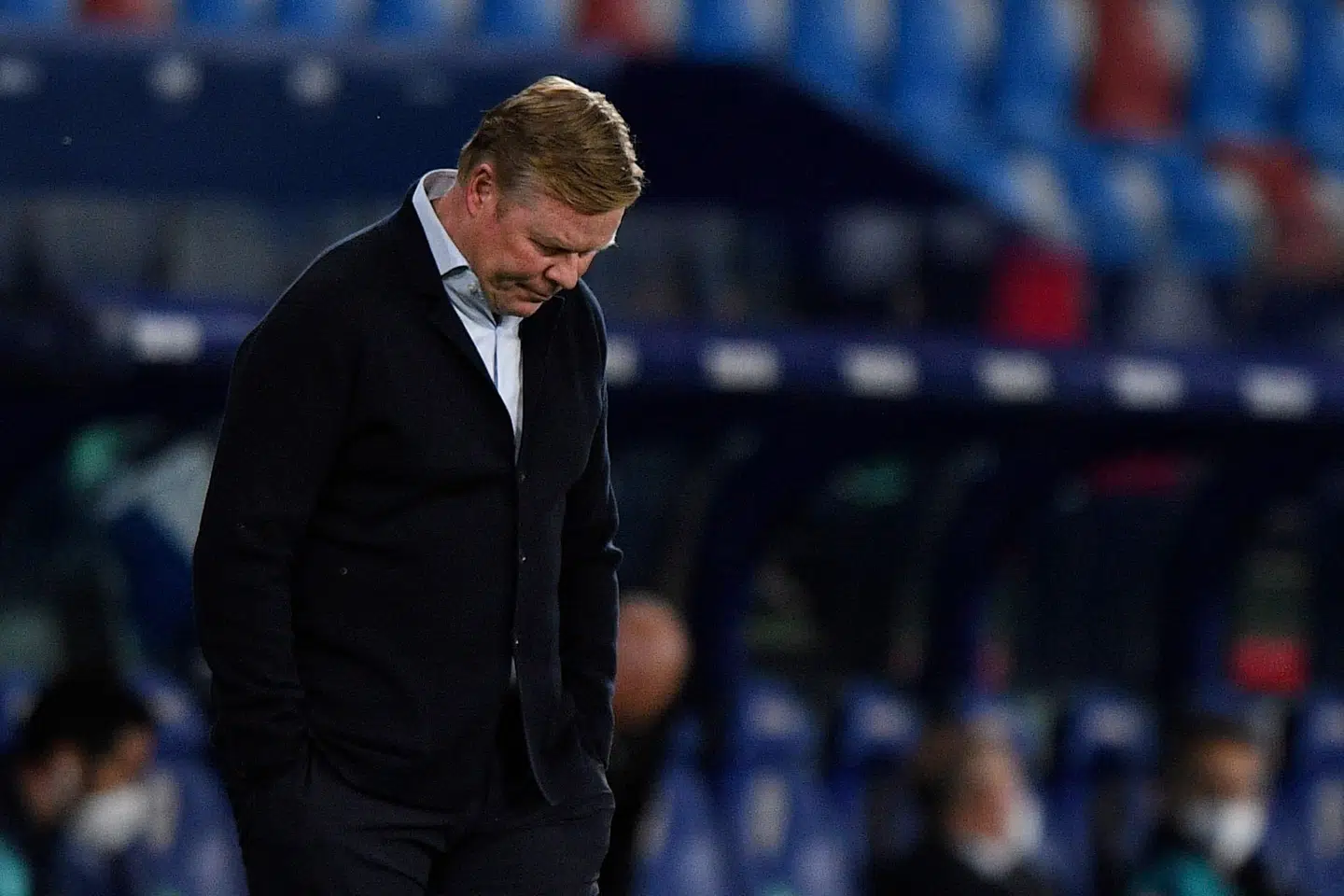Ronald Koeman forventer, at der bliver stillet spørgsmål omkring hans fremtid i FC Barcelona, efter at holdet kollapsede mod Levante i La Liga tirsdag aften. Pablo Morano/Reuters
