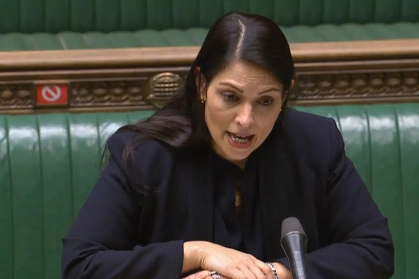 Det er på tide, at selskaberne bag sociale medier bliver stillet til ansvar for hadefulde og racistiske indlæg på deres platforme, mener den britiske indenrigsminister, Priti Patel. (Arkivfoto). -/Ritzau Scanpix
