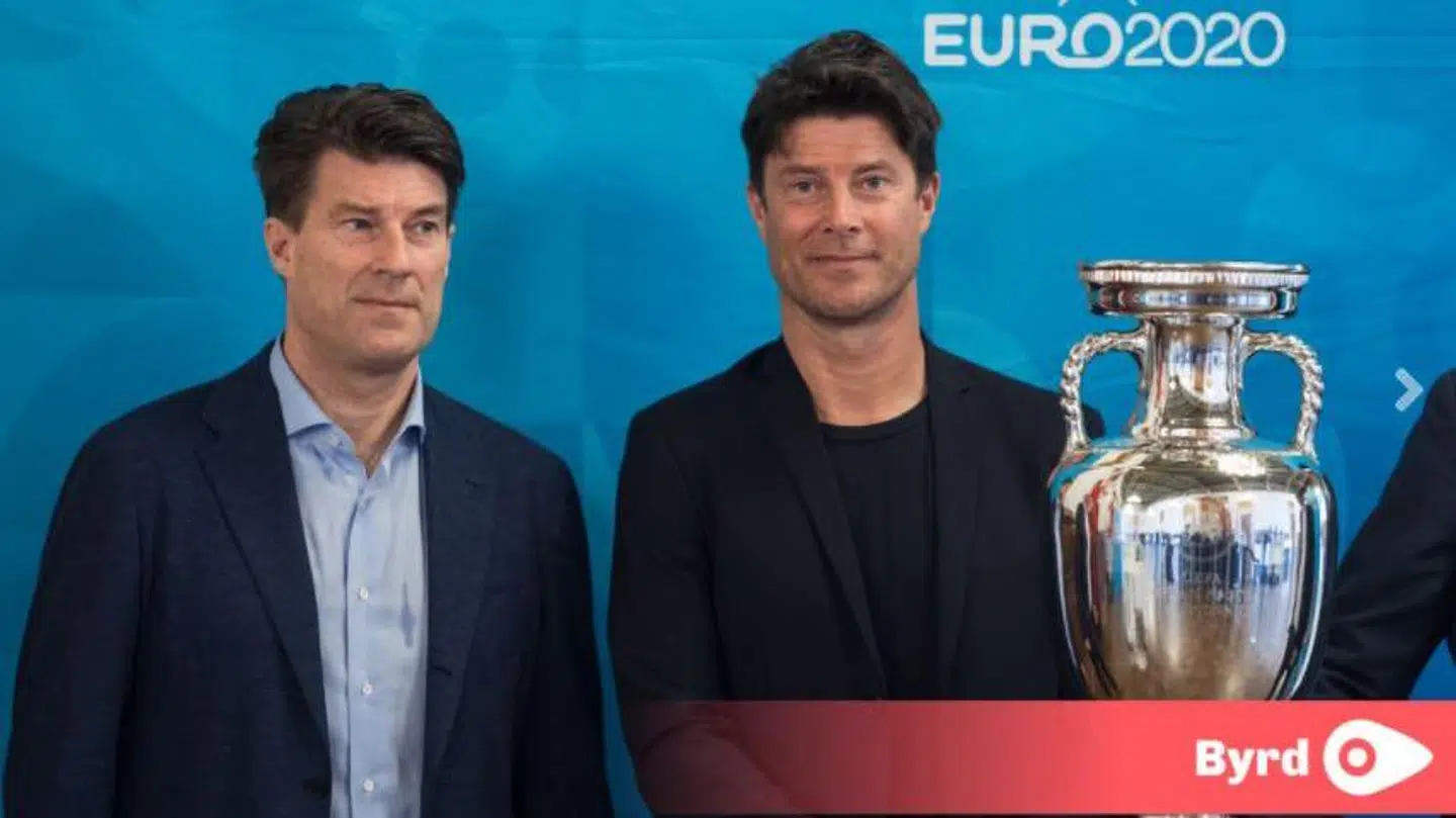 EM-trofæet er kommet til Danmark og blev budt velkommen af blandt andet Michael og Brian Laudrup. Foto: Kasper Løjtved.