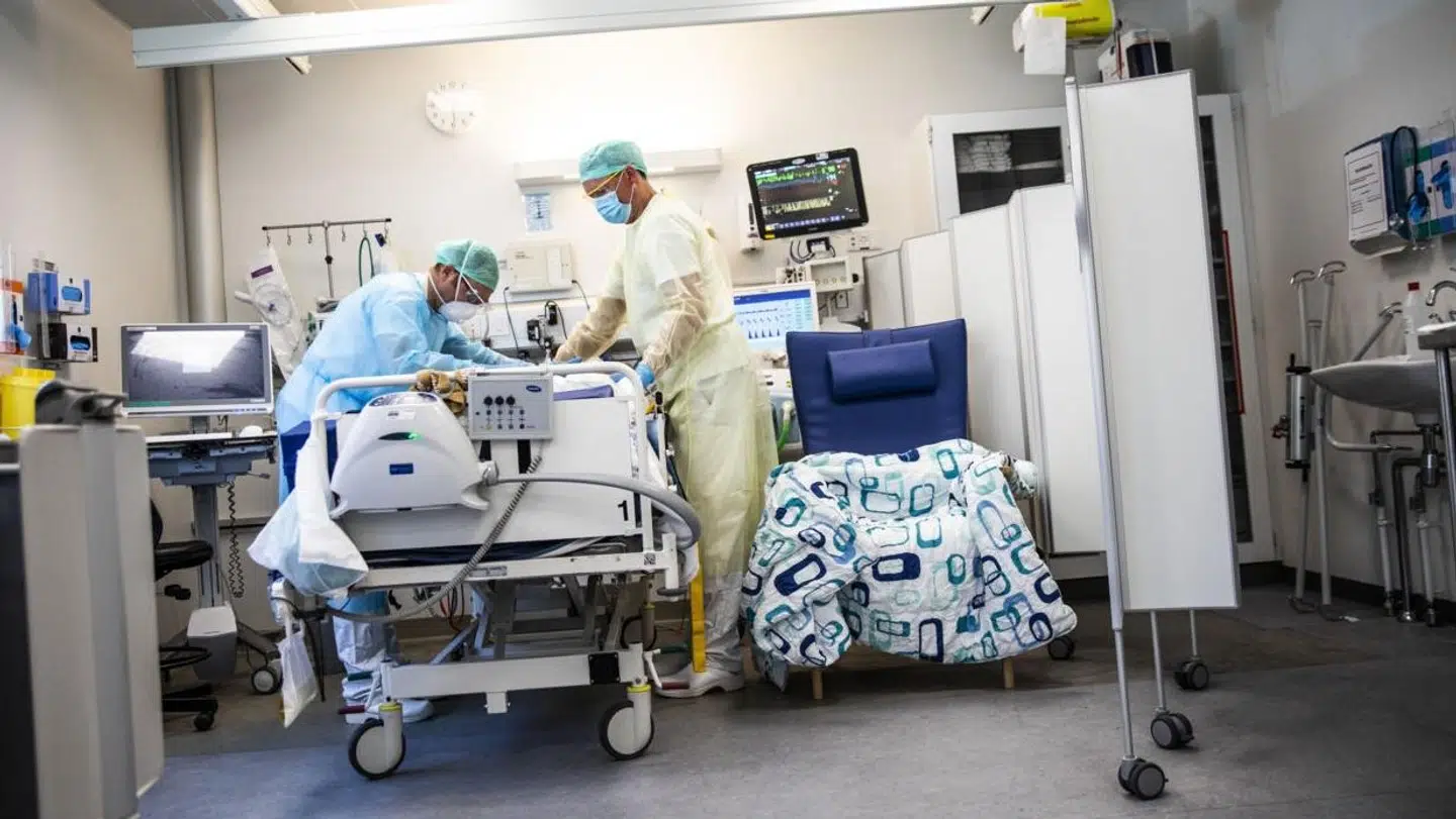 Ud af de i alt 250.000 smittede danskere har omkring 15.000 haft behov for hospitalsindlæggelse. Foto: Olafur Steinar Getsson/Scanpix