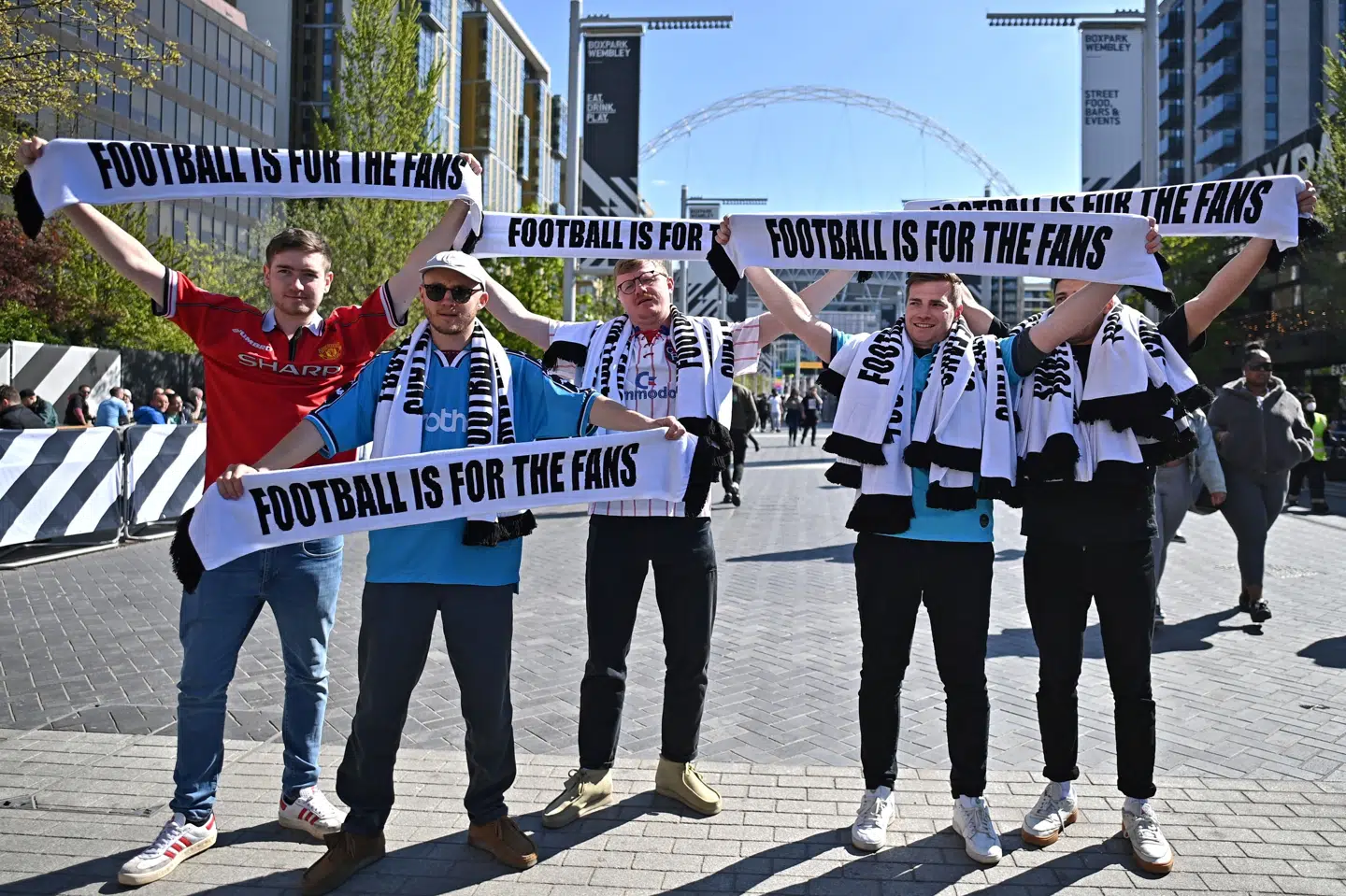 Europæiske fodboldfans fra de 12 klubber, der var med i planlægningen af en ny europæisk udbryderliga, har vist deres utilfredshed med projektet. Ben Stansall/Ritzau Scanpix