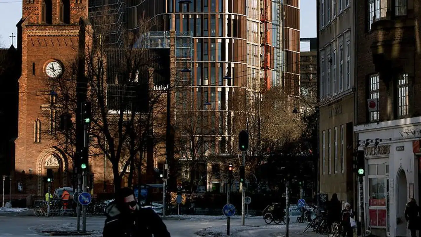 På taget af den 75 meter høje bygning vil en jæger rende rundt og skyde duer i den kommende weekend. Foto: Linda Kastrup/Scanpix.