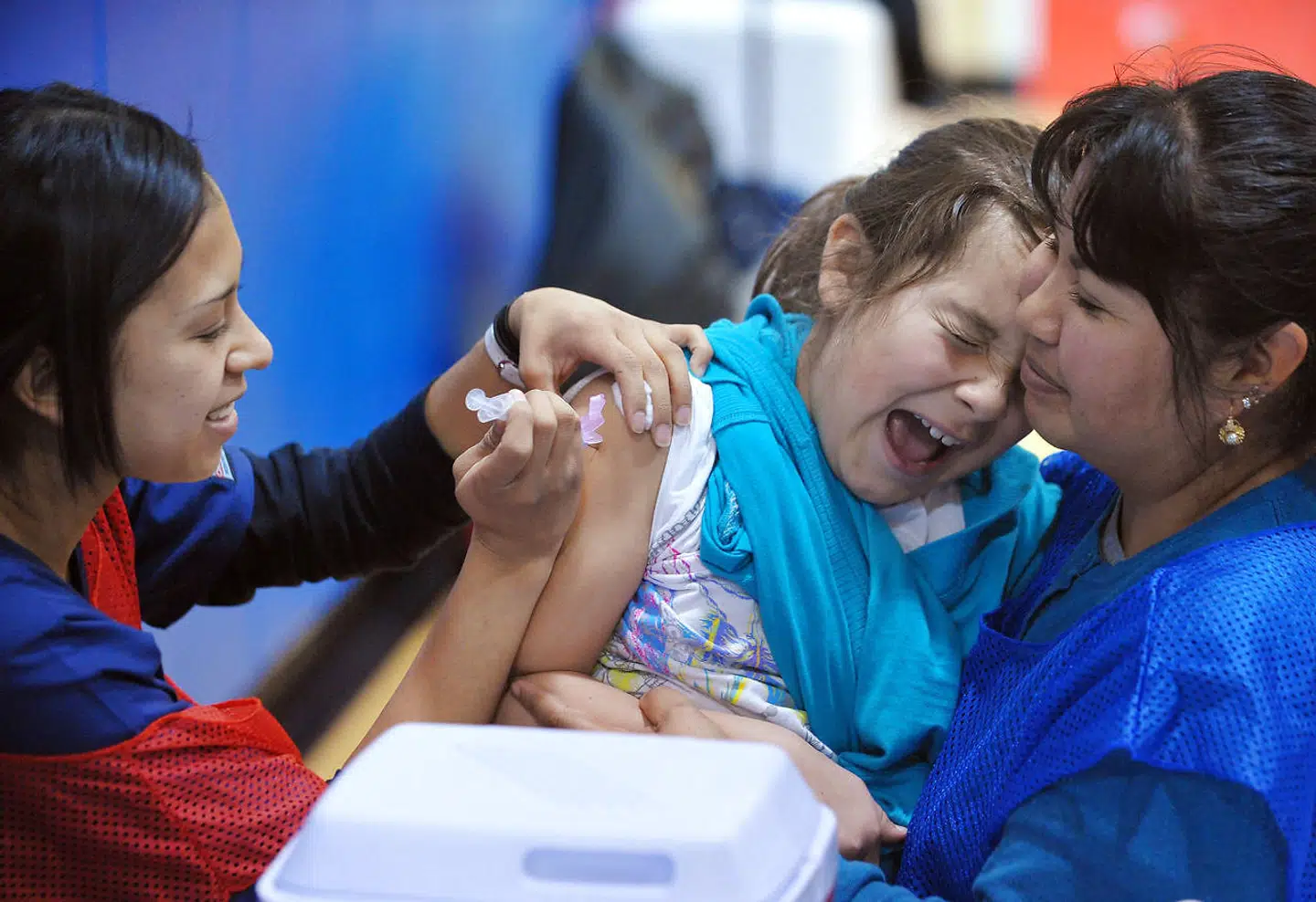 Spørgsmålet om hvorvidt børn overhovedet skal vaccineres mod Covid-19, håndteres vidt forskelligt rundt om i verden.