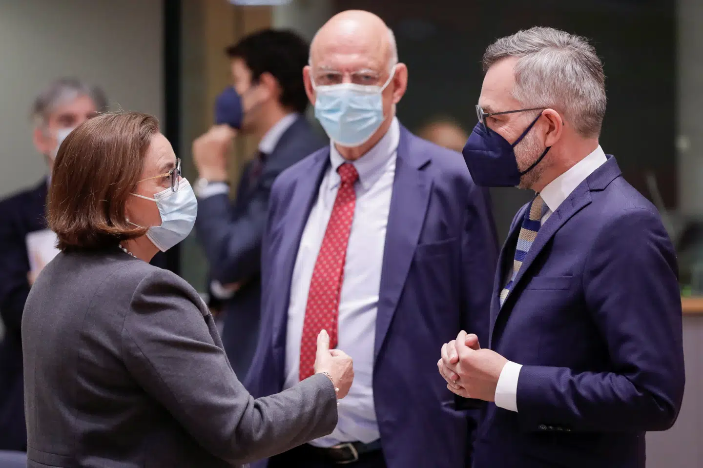 - Dette certifikat er ikke kun vigtigt for turistlandene. Det er vigtigt for os alle, da det er et vigtigt symbol på, at vi kan handle. At vi står sammen, sagde den tyske EU-minister Michael Roth (th.) før EU-møde tirsdag. Han håber, at lovgivning kan være klar i løbet af nogle uger. Efter planen skal certifikatet være færdigt 26. juni. Pool/Reuters