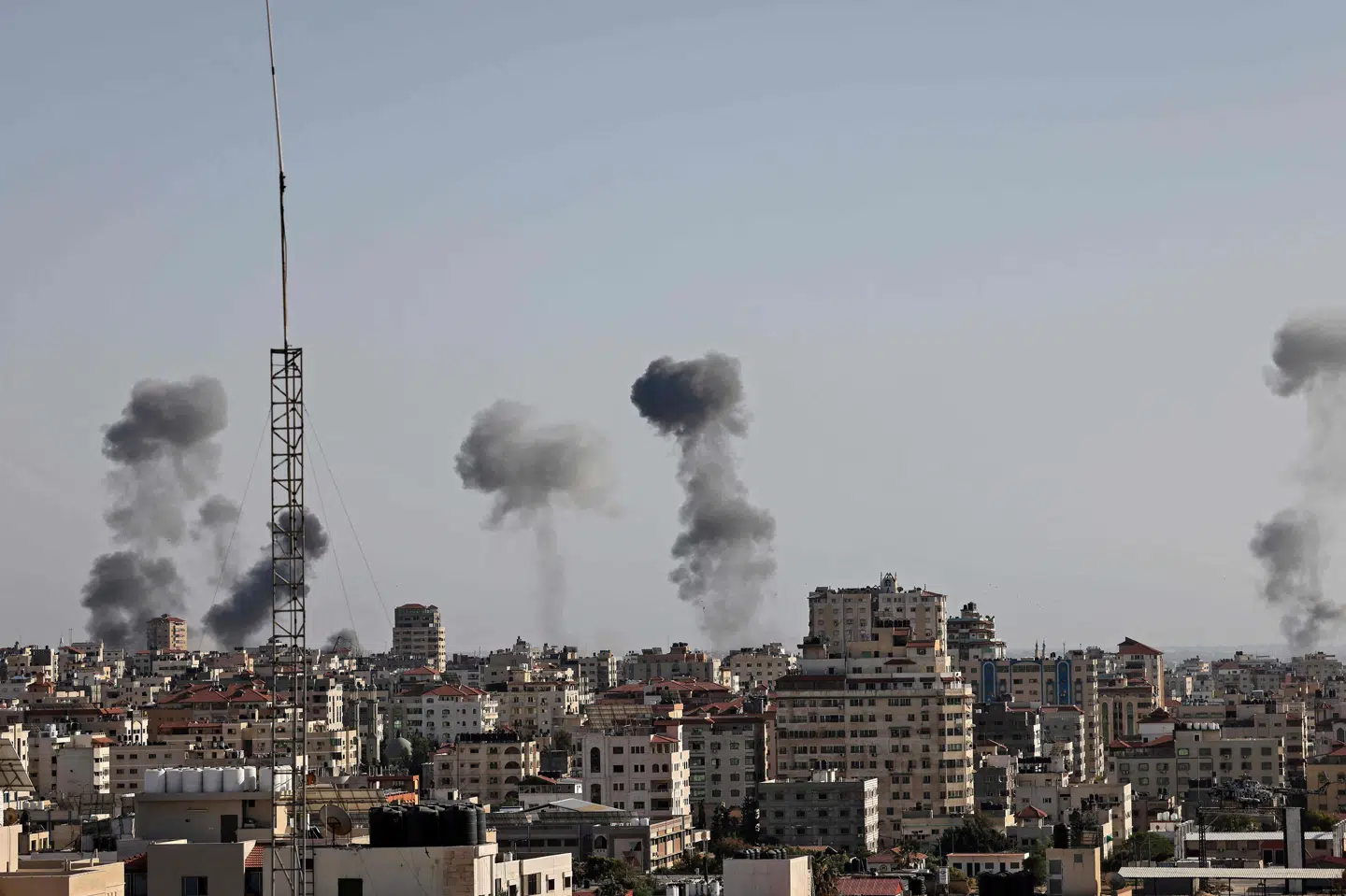 Røgsøjler fra israelske luftangreb på Hamas i Gazastriben. Siden mandag har hæren gennemført hundredvis af angreb mod Hamas og Islamisk Jihad i Gaza. Vi vil intensivere vores angreb, siger den israelske leder, Benjamin Netanyahu, tirsdag. Mohammed Abed/Ritzau Scanpix