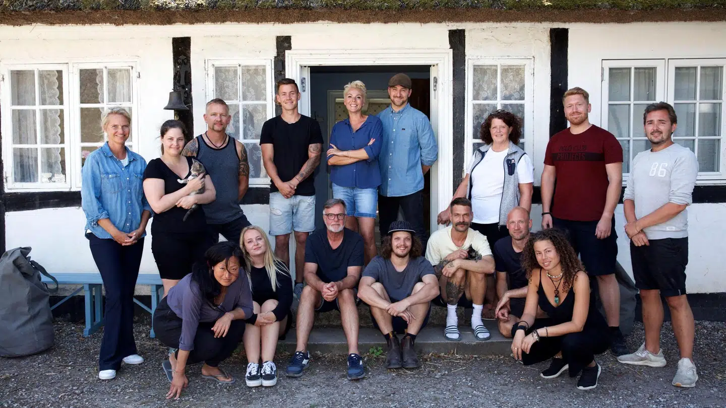 Signe Hyllested (yderst tv.) sammen med resten af deltagerne i årets 'Hjem til gården'.