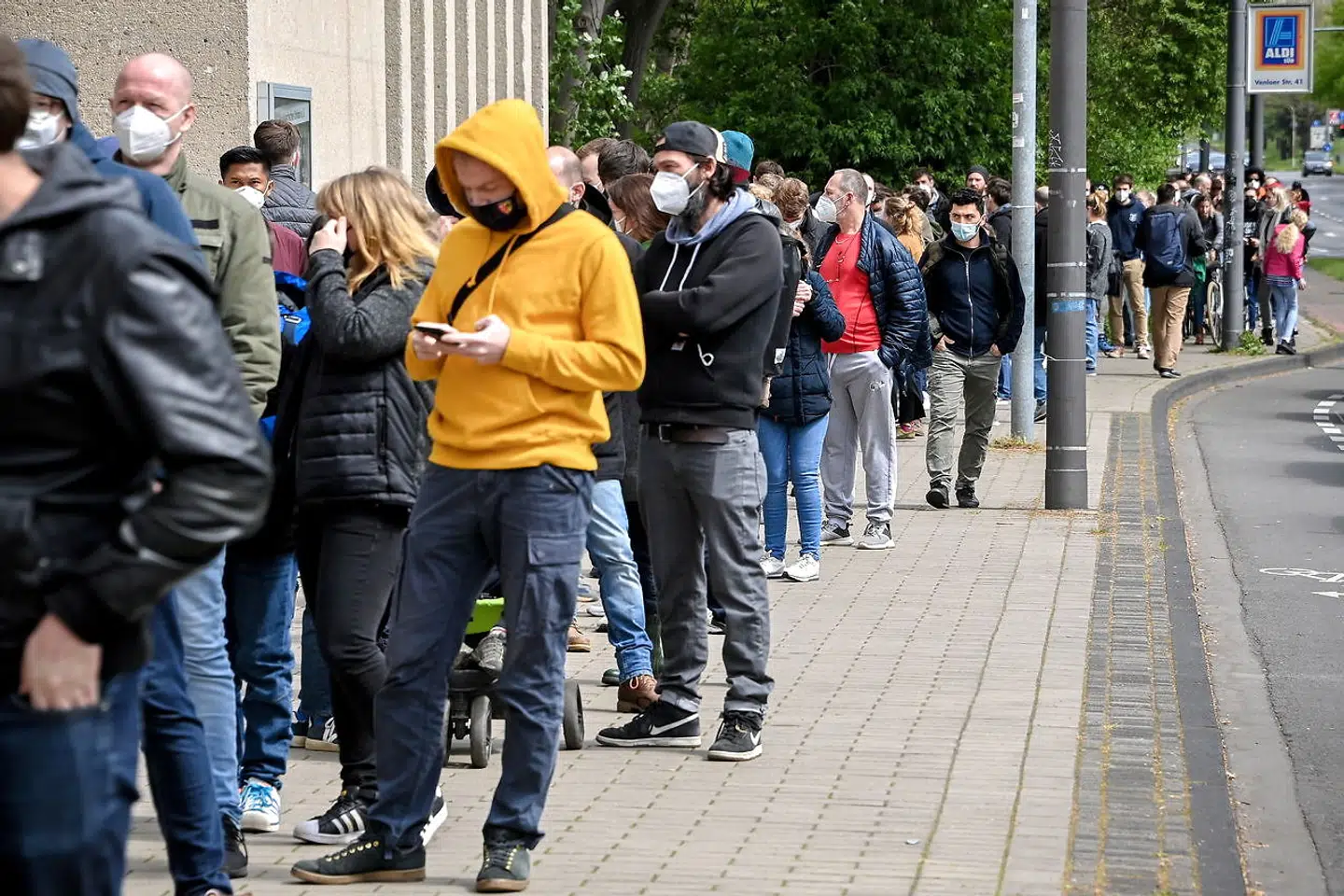 I Köln lokkede de frivillige vacciner mange tyskere til vaccinecentrene. Foto: Scanpix/ SASCHA STEINBACH