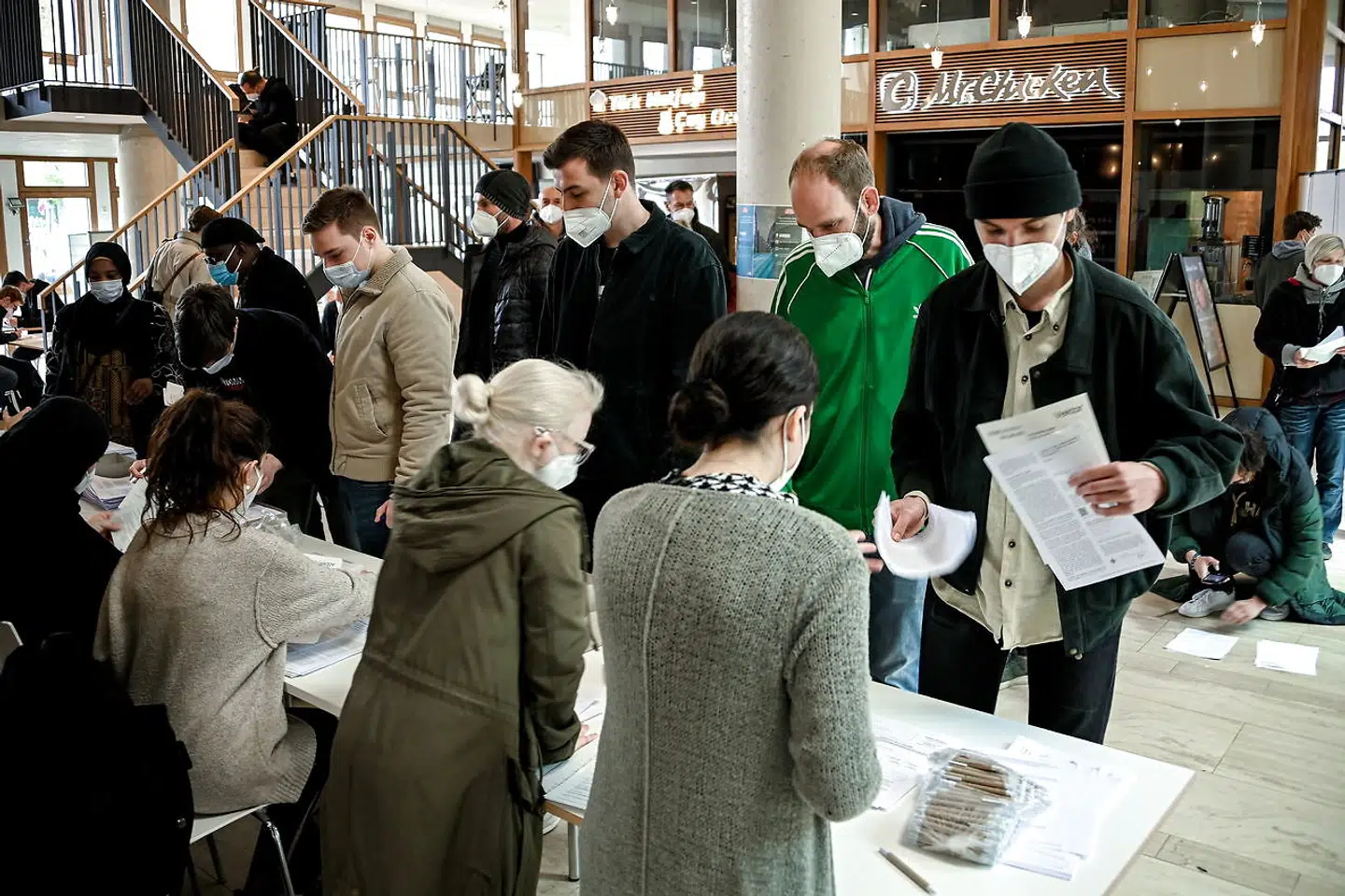 I Köln lægger byens stormoske lokaler til coronavaccination med AstraZeneca. Ligesom i Freburg var køerne kilometer lange ved åbningen. Foto: Scanpix/SASCHA STEINBACH.