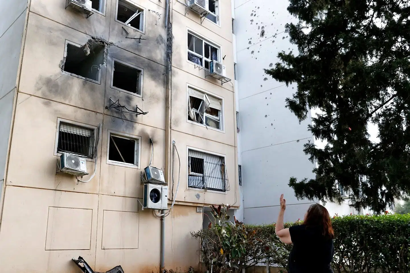 En israelsk beboelsesejendom i Ashkelon er blevet ramt af raketter af den palæstinensiske Hamas-gruppe.