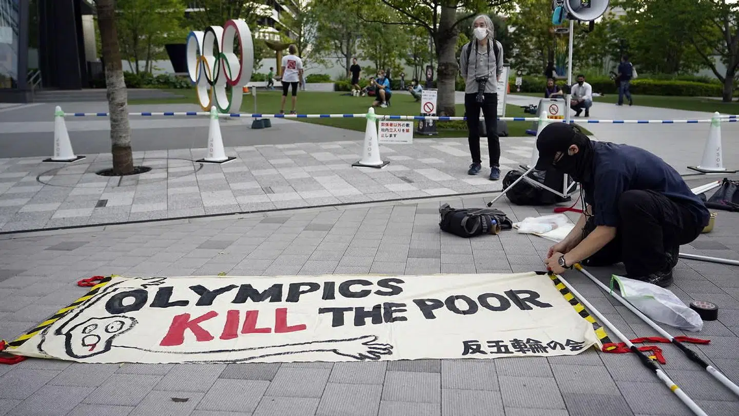 Søndag demonstrerede en gruppe japanere foran det olympiske stadion i Tokyo.