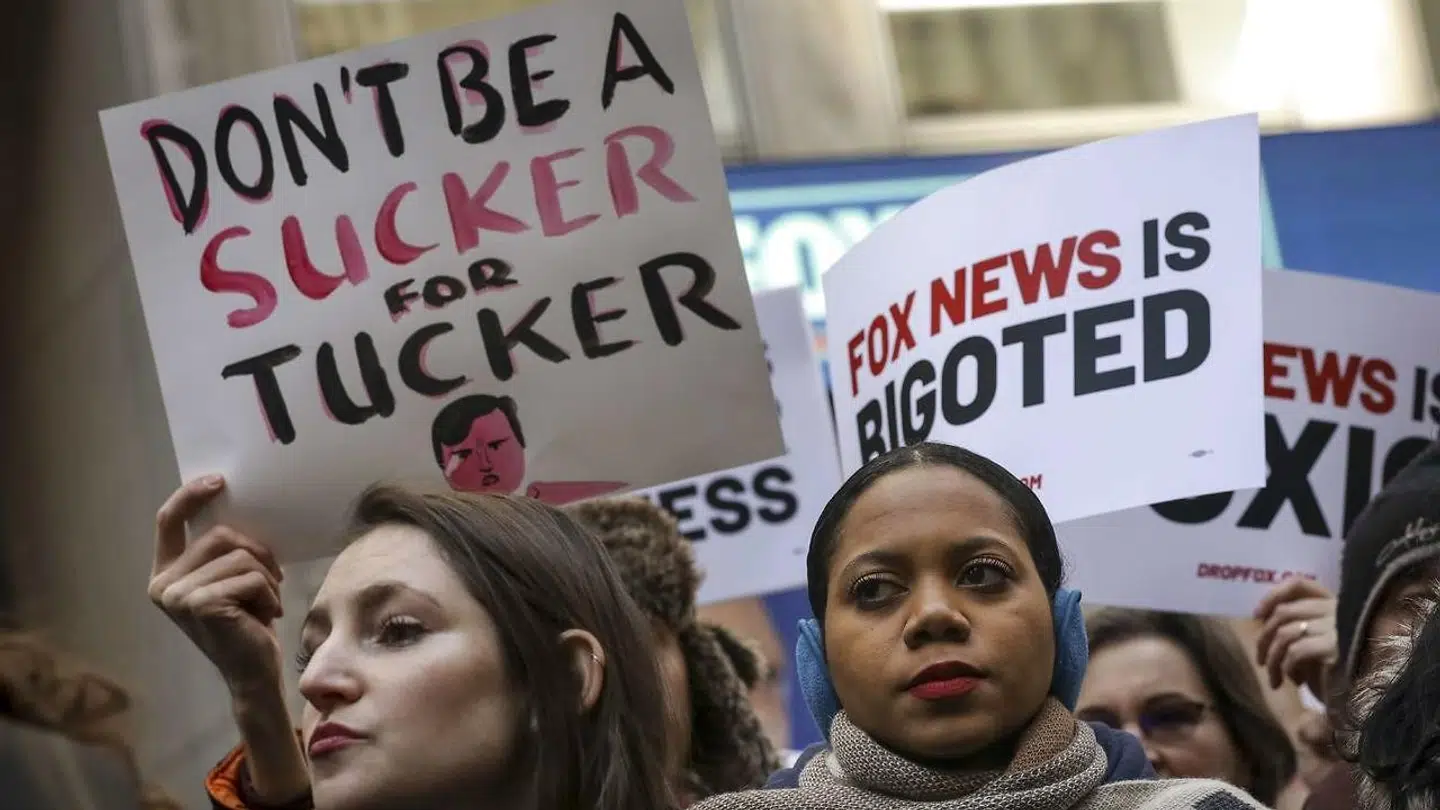 Protester mod Fox News i New York i marts 2021. En demonstrant holder et skilt om Tucker Carlson op.