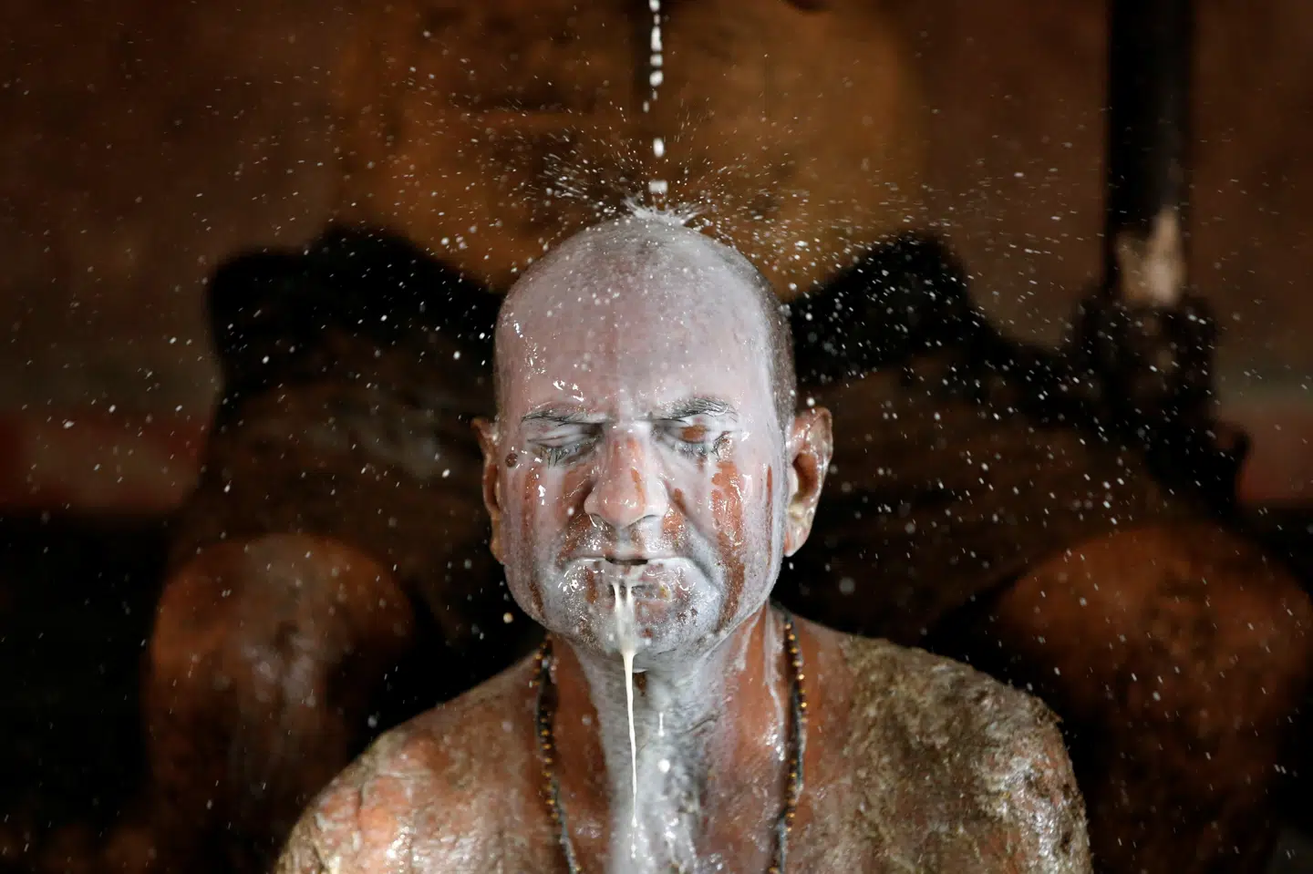 De troende bliver til sidst vasket rene med mælk fra køerne, der bliver anset for at være et helligt dyr i Indien. Amit Dave/Reuters