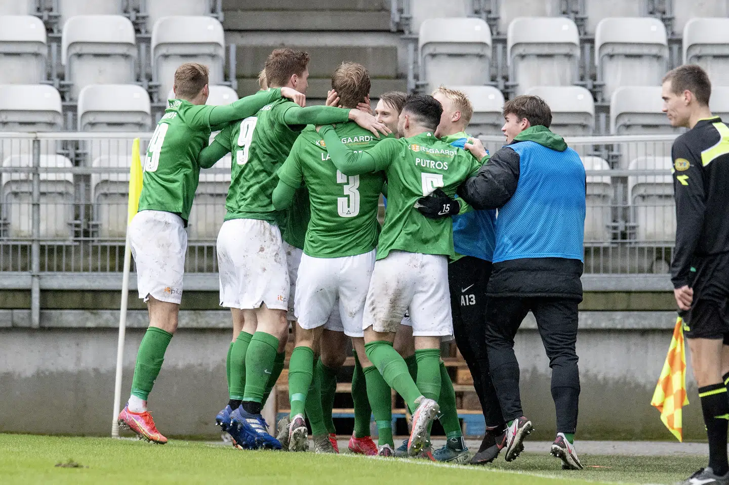 Viborg kunne igen juble mandag aften - denne gang dog uden for banen - da klubben blev sikret oprykning til Superligaen, efter at Esbjerg tabte til Fredericia. Bo Amstrup/Ritzau Scanpix