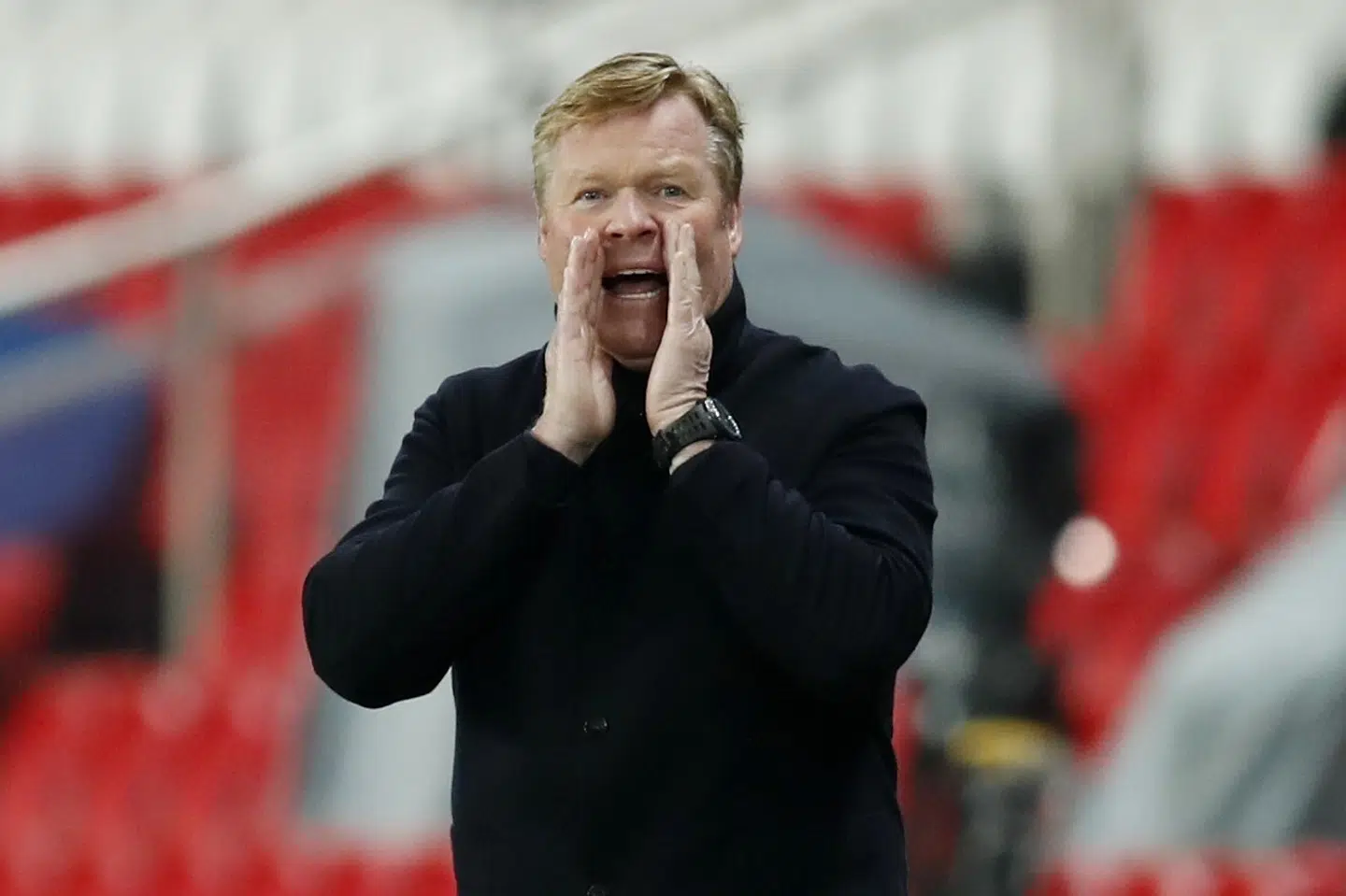 Ronald Koeman måtte se til fra tilskuerpladserne i FC Barcelonas seneste to opgør, efter at han fik det røde kort i nederlaget til Granada i forrige uge. Gonzalo Fuentes/Reuters