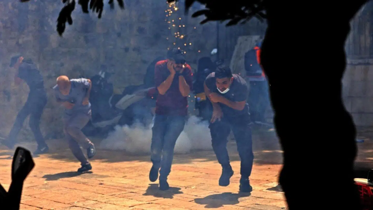 Palæstinensere løber i dækning for tåregas fra israelske sikkerhedsstyrker. Billedet er fra Den Gamle By i Jerusalem. 10. maj.