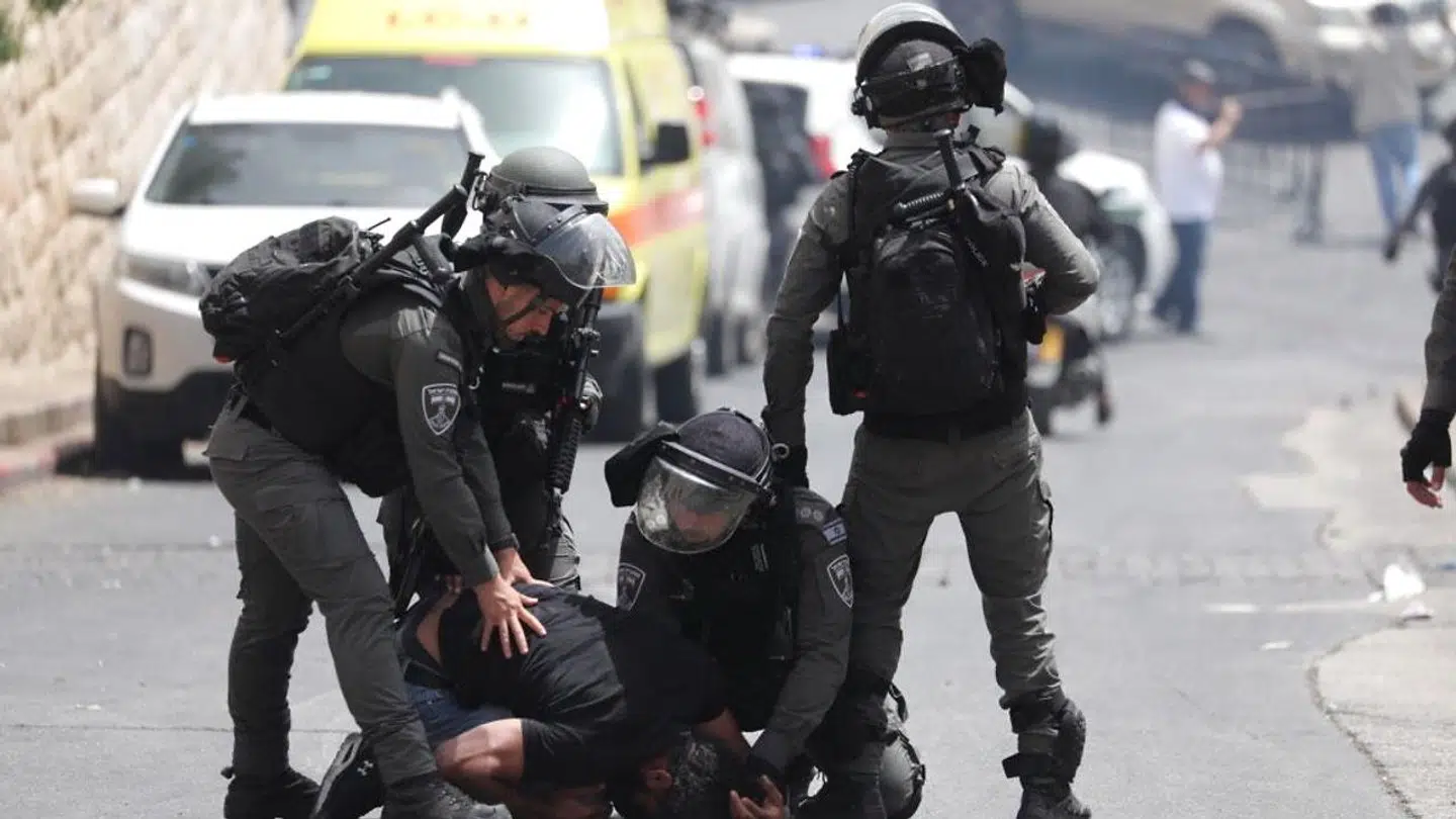 Sammenstød i Jerusalem 10. maj. Her ses israelsk politi anholde en palæstinensisk mand.