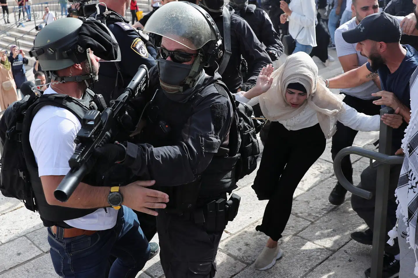En palæstinensisk kvinde løber ud fra et område, hvor der er håndgemæng mellem israelske soldater og palæstinensiske demonstranter lige udenfor Jerusalems gamle bydel mandag. Ronen Zvulun/Reuters