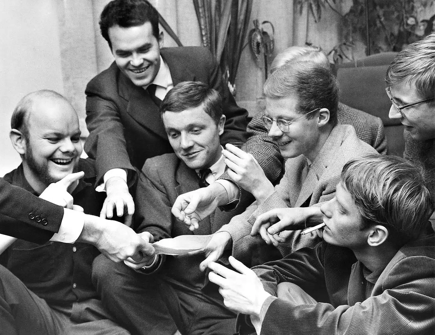 Unge forfattere modtager check fra deres forlægger. Fra venstre Mogens Jacobsen, Johannes Møllehave, Henrik Stangerup, Anders Bodelsen, Torsten Junge og Jørgen Matthiassen.