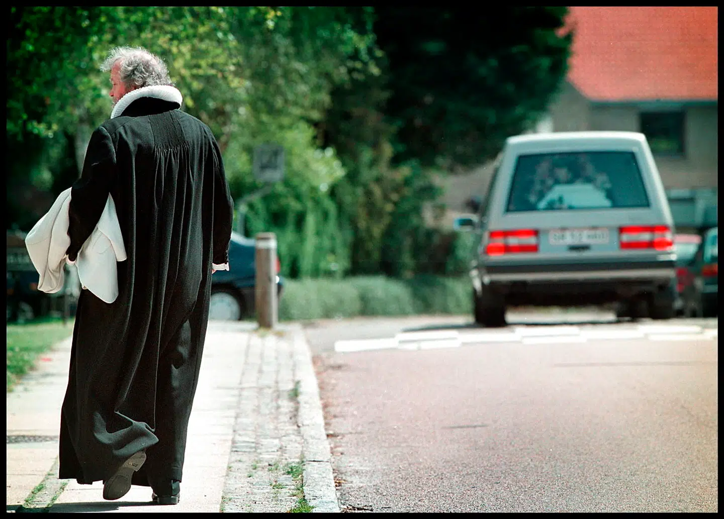 At stå for sin egen kones begravelse var uden tvivl en af de tungeste opgaver for Johannes Møllehave i hans mange år som præst. Her køres hun væk fra Virum Kirke.