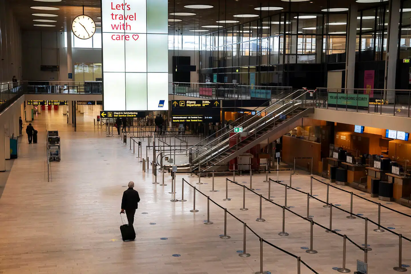 Københavns Lufthavn har længe ligget øde hen. I februar gik blot 106.000 passagerer igennem terminalerne. Det svarer til én enkelt dags passagerer på en sommerdag i juli før coronakrisen. Men de seneste uger er aktiviteten fordoblet, selvom man stadig ligger 90 procent under normalniveauet.