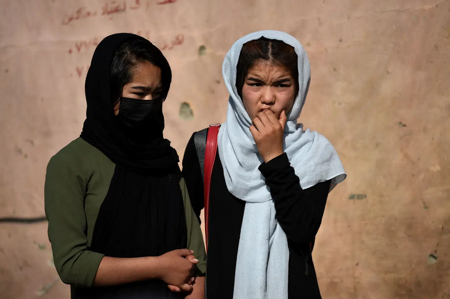 Skolepiger efter et voldsomt bombeanslag mod en skole i Kabul i weekenden, hvor mindst 68 mennesker blev dræbt. Et øjenvidne siger til Reuters, at alle de dræbte på nær syv eller otte var skolepiger, som var på vej hjem. 150 blev såret. Wakil Kohsar/Ritzau Scanpix