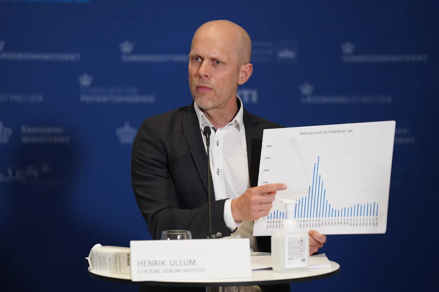 Det er gået godt med smitteudviklingen i Danmark, siger SSI-direktør Henrik Ullum mandag. Det samlede antal indlagte er faldet, og antallet af daglige coronadødsfald er meget lavt, lyder det. Emil Helms/Ritzau Scanpix