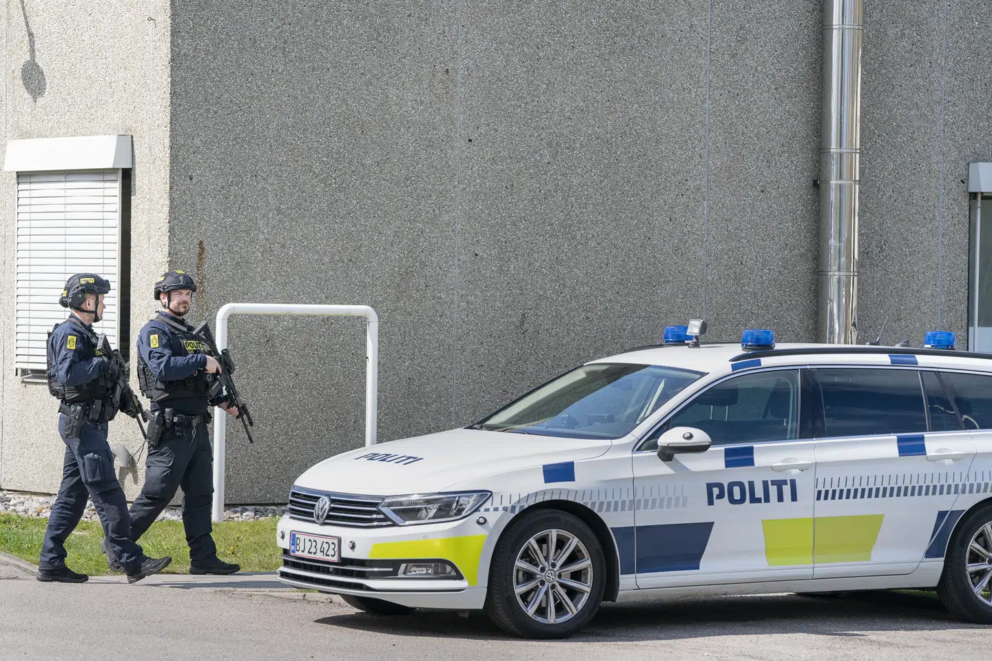 Politifolk bevogter retsbygning i Herfølge, hvor Retten i Roskilde har en retssal. Her gennemføres sag mod tre separatister, der er anklaget for på dansk jord at bistå en saudiarabisk efterretningstjeneste med at spionere mod iranske militærforhold. Mændene er også tiltalt for økonomisk støtte til terrorgrupper.