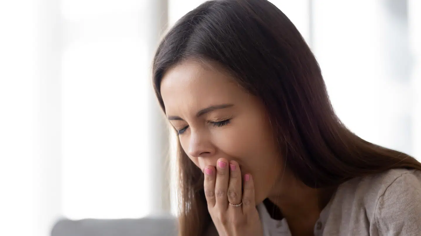 ARKIVFOTO. Kvinde der gaber.