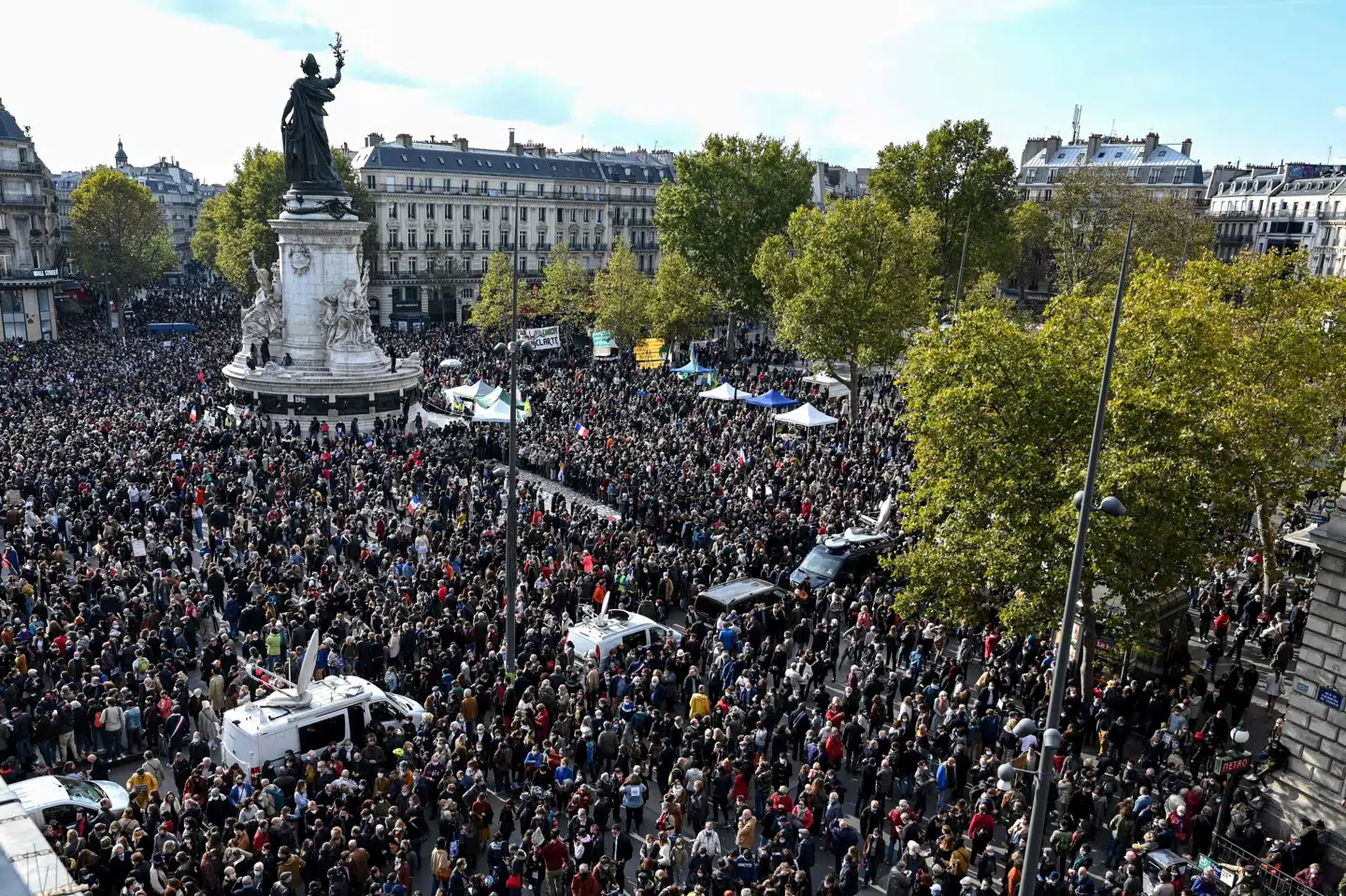 Arkivfoto fra 1, oktober sidste år, hvor mange tusinde demonstranter var samlet på Place de la République i Paris for mindes skolelæreren Samuel Paty, som to dage tidligere blev halshugget af en islamistisk mand. Flere unge muslimske skoleelver udpegede skolelæreren for gerningsmanden.