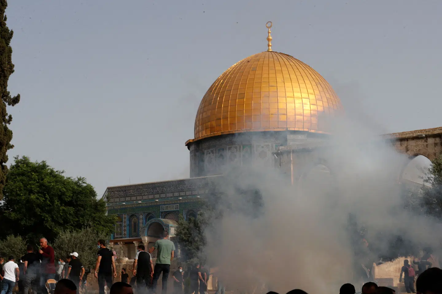 Et stort antal mennesker såret under uro i Jerusalem. Urolighederne brød igen ud mandag morgen mellem palæstinensere og israelsk politi nær moskéen al-Aqsa, hvor hundredvis af mennesker blev såret under gadekampe fredag og lørdag. Ahmad Gharabli/Ritzau Scanpix