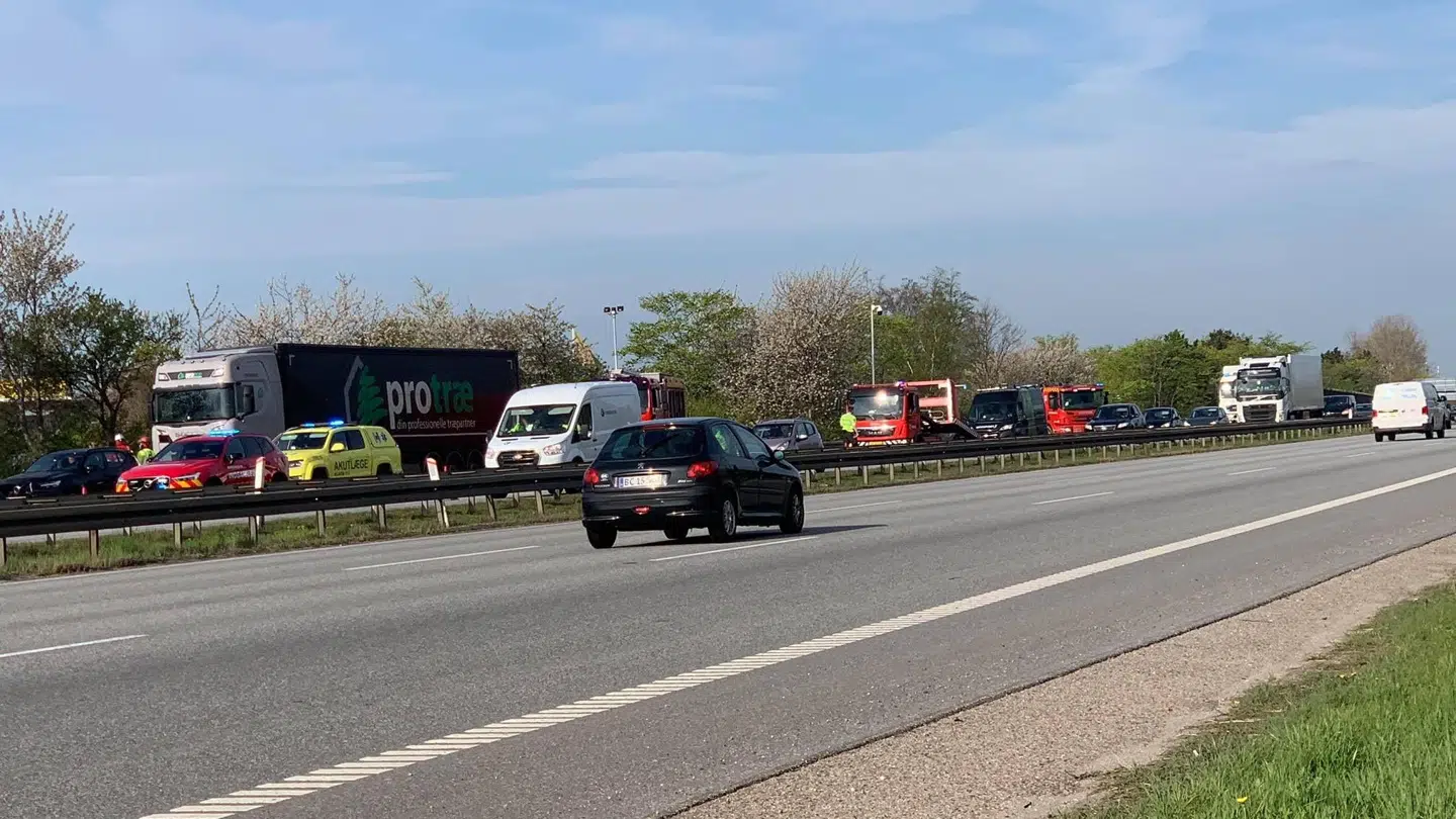 Der er opstået massiv kø som følge af ulykken.
