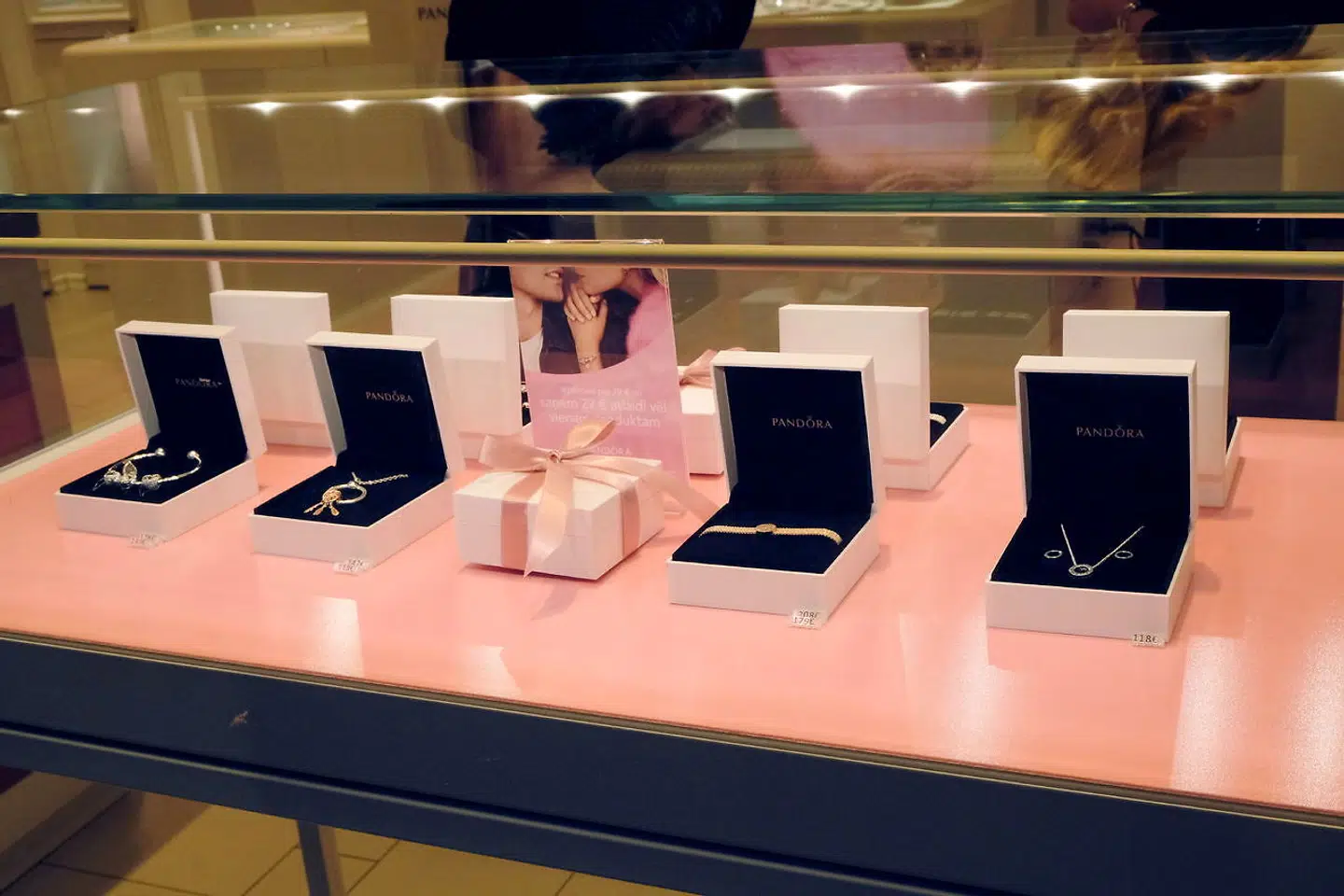 En samling af Pandoras produkter i en forretning i Riga, Letland.