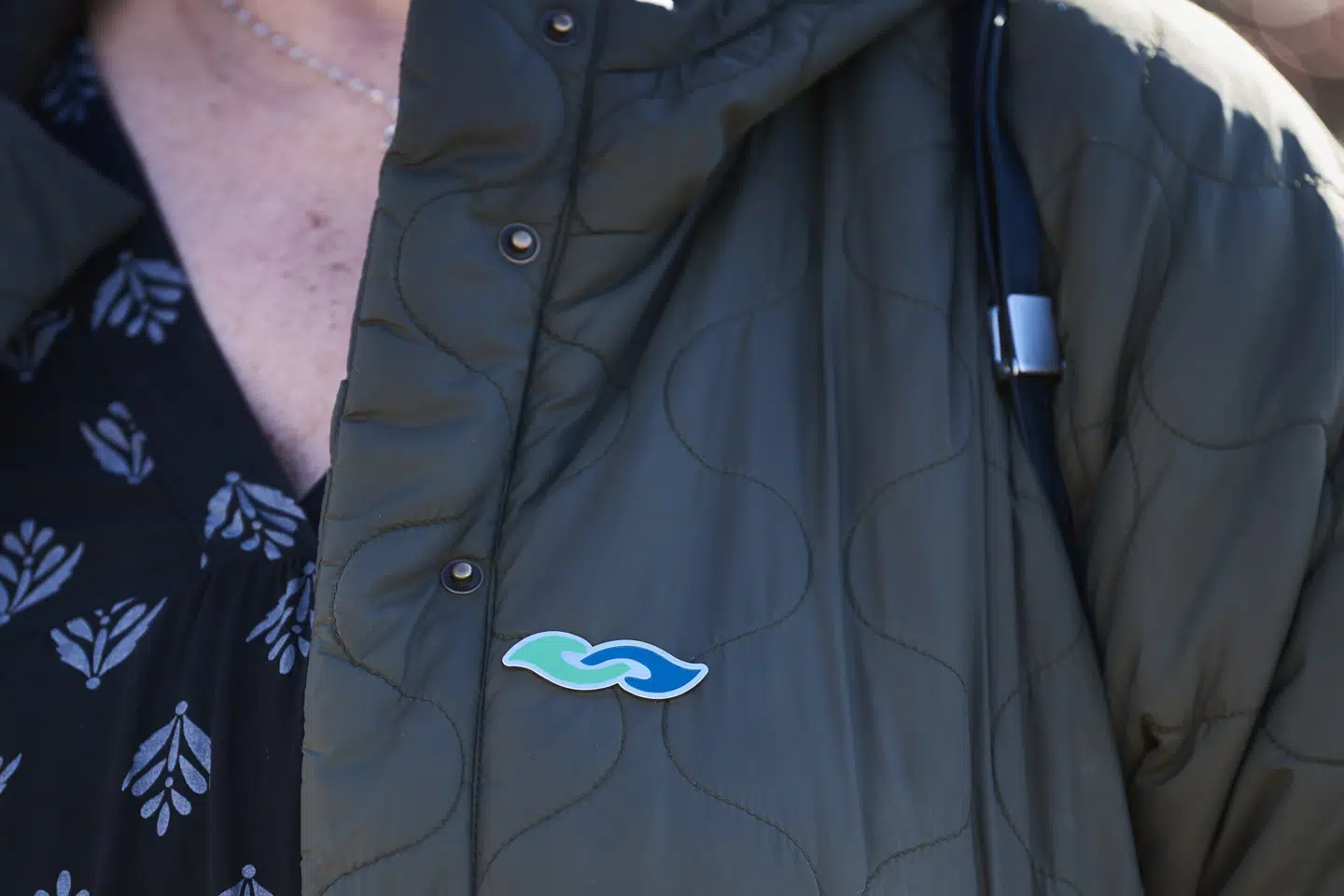 Symbolet er udviklet af Folkebevægelsen for et demensvenligt Danmark på opfordring af personer med demens. Motivet er to hænder, der rækker ud efter hinanden for at hjælpe. Handout / Folkebevægelsen for et Demensvenligt Danmark/Free