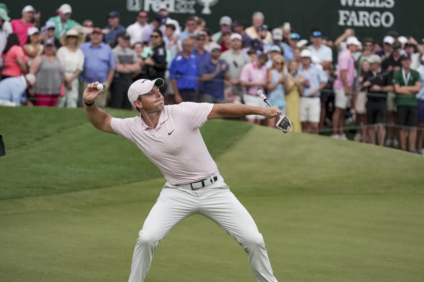 Den tidligere verdensetter i golf Rory McIlroy kaster bolden ud til publikum efter sin sejr i Wells Fargo Championship. Jim Dedmon/Ritzau Scanpix