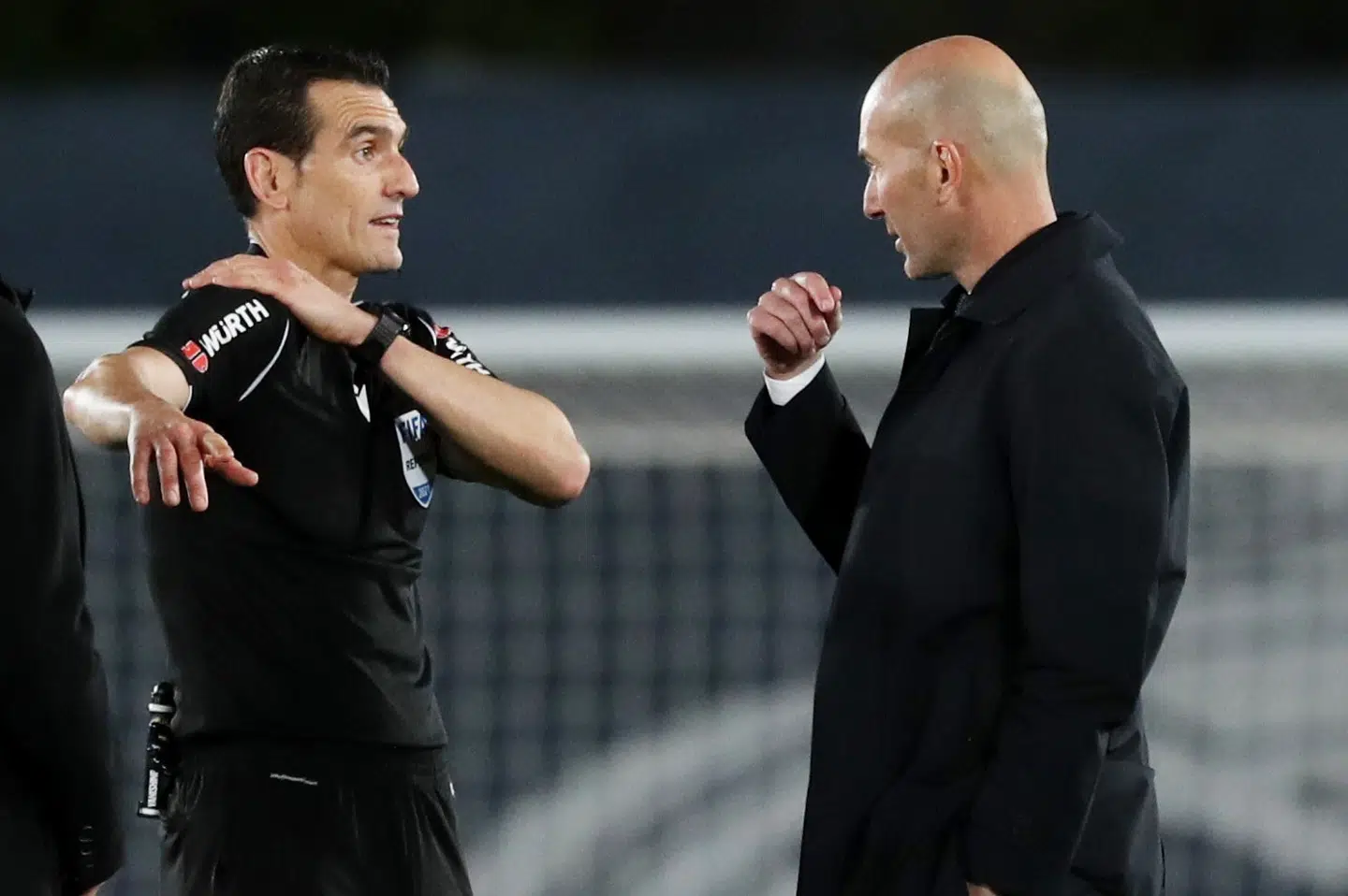 Zinedine Zidane (th) diskuterer med dommer Juan Martínez Munuera (tv), efter at Real Madrid og Sevilla søndag spillede uafgjort. Susana Vera/Reuters